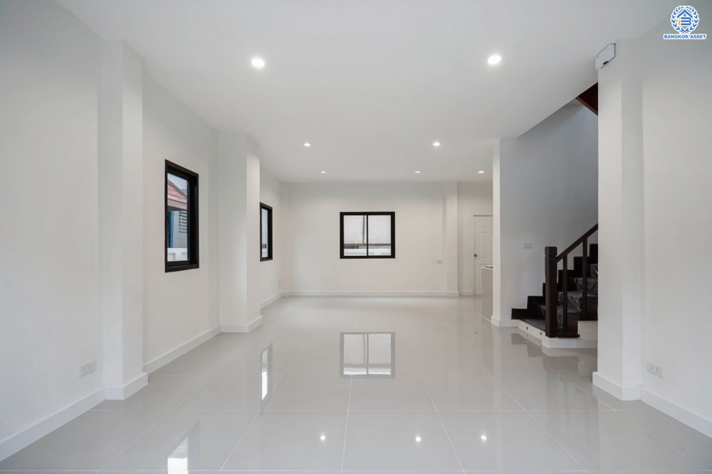 บ้านมือสองตกแต่งใหม่ โครงการ บุรีรมย์ วัดพระเงิน หน้าบ้านไม่ชนใคร เนื้อที่ 37.1 ตร.ว. ฟังก์ชัน 3 ห้องนอน 2 ห้องน้ำ 1 ที่จอดรถ พื้นที่ใช้สอยกว้างขวาง เดินทางสะดวกสบาย บนทำเลเชื่อมต่อถนนกาญจนาภิเษก ใกล้เซ็นทรัลเวสต์เกต โครงการรถไฟฟ้าสายสีม่วง "สถานีตลาดบางใหญ่" และทางด่วนศรีรัช...